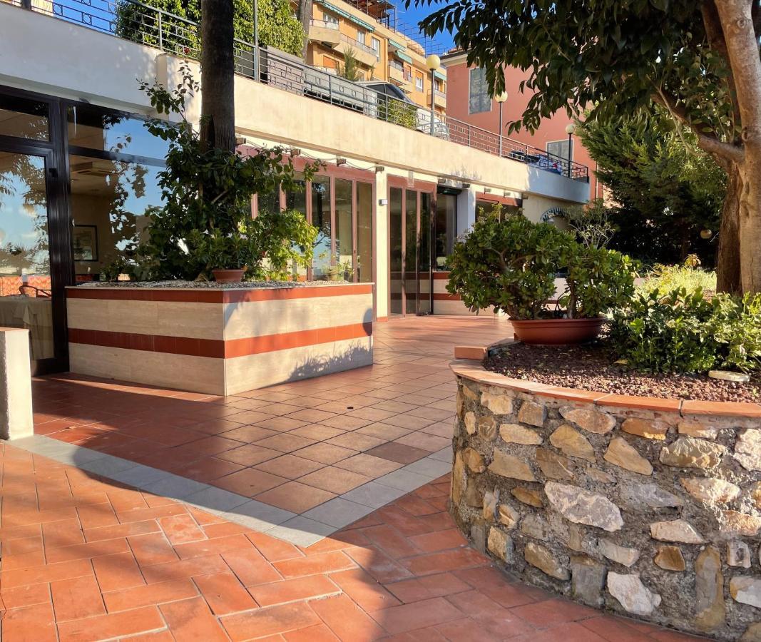 Hotel Miramare Imperia Exterior foto
