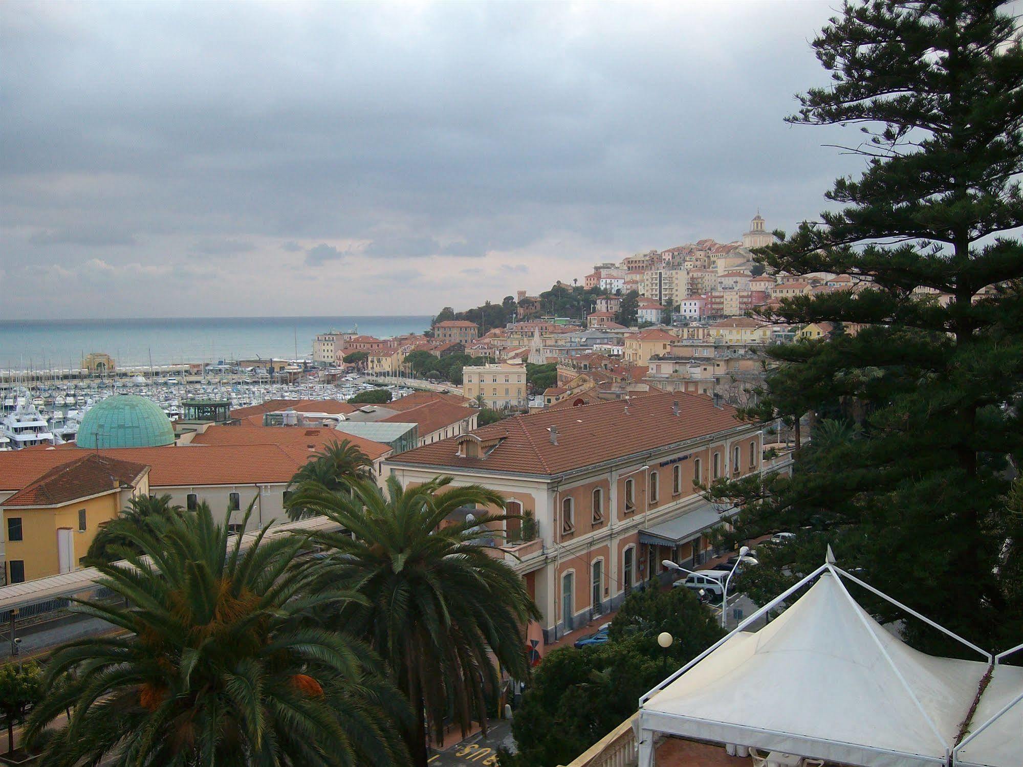 Hotel Miramare Imperia Exterior foto